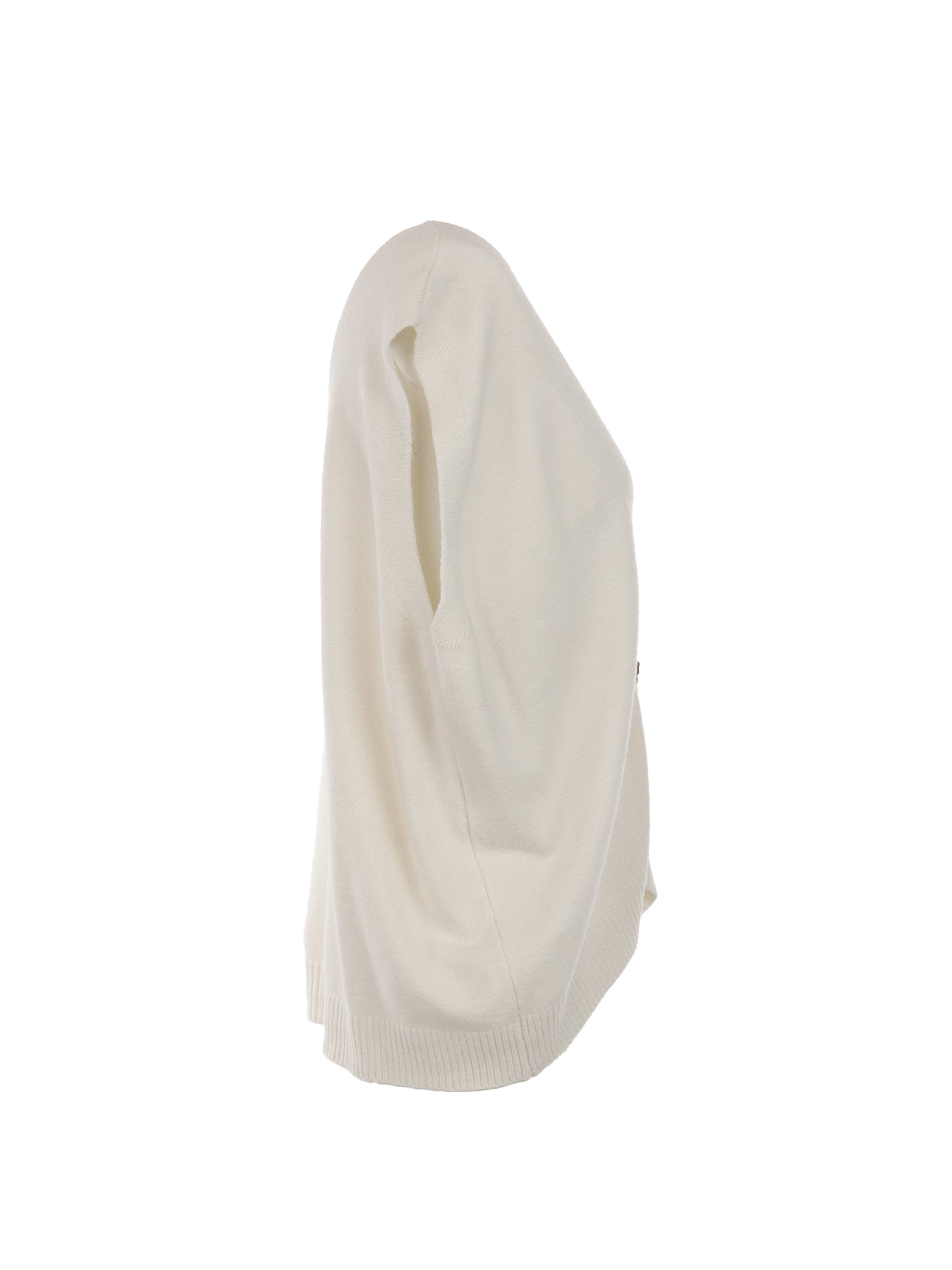 Gilet écru orné de boutons décoratifs dorés