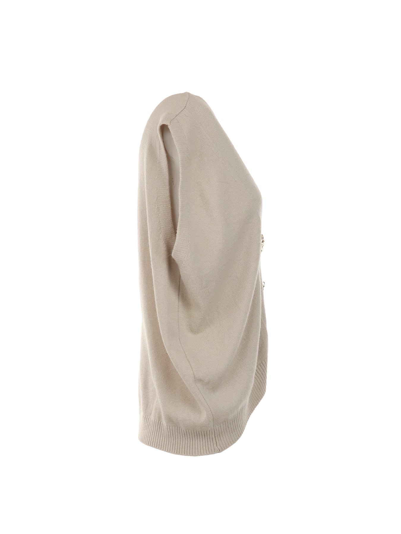 Gilet beige orné de boutons décoratifs dorés