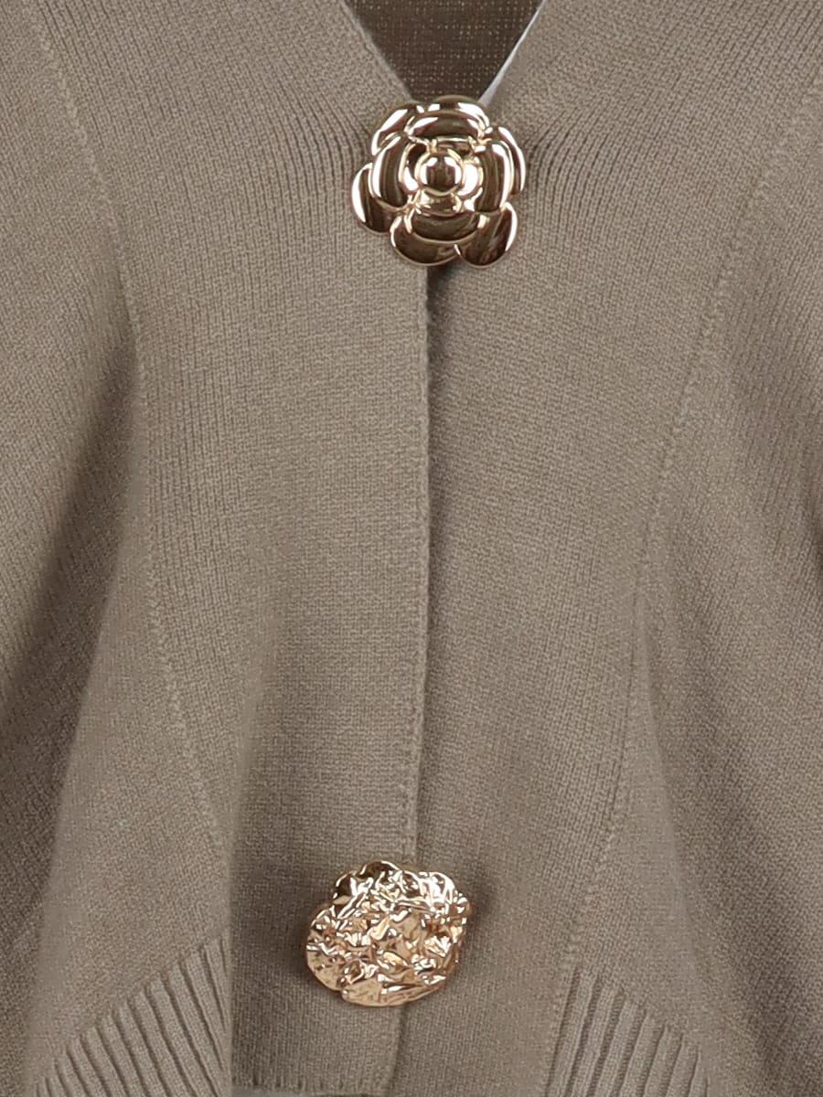 Gilet taupe orné de boutons décoratifs dorés