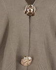 Gilet taupe orné de boutons décoratifs dorés
