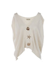 Gilet écru orné de boutons décoratifs dorés