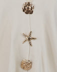 Gilet écru orné de boutons décoratifs dorés