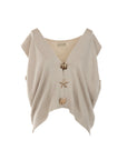 Gilet beige orné de boutons décoratifs dorés