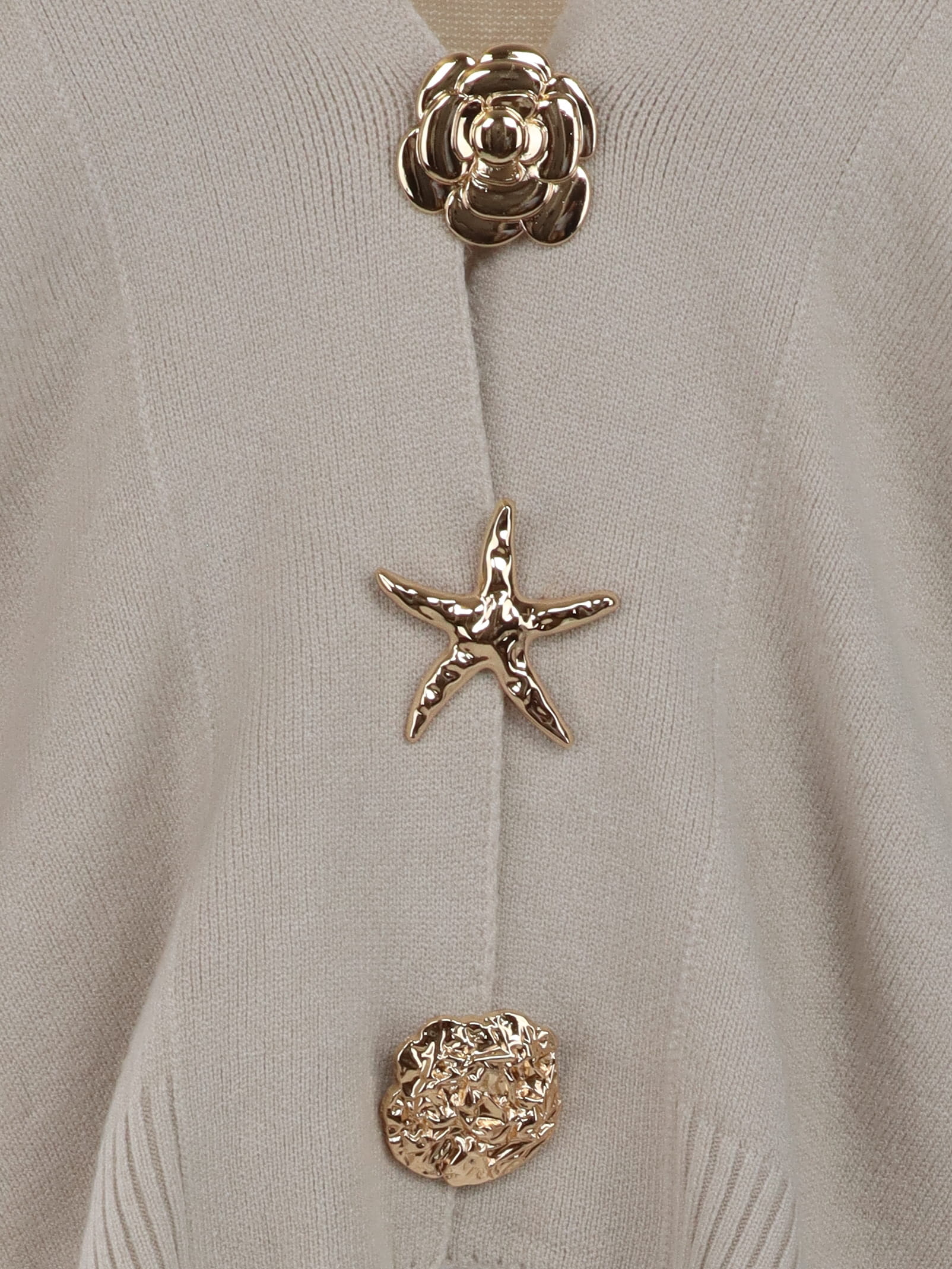 Gilet beige orné de boutons décoratifs dorés
