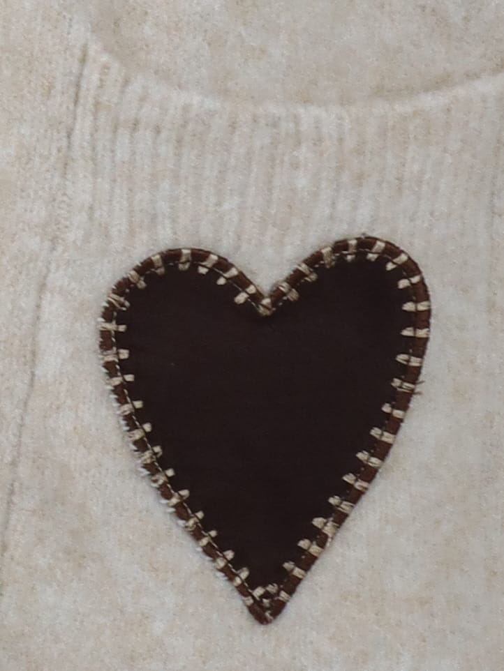 Pull col V poches basses COEURS beige